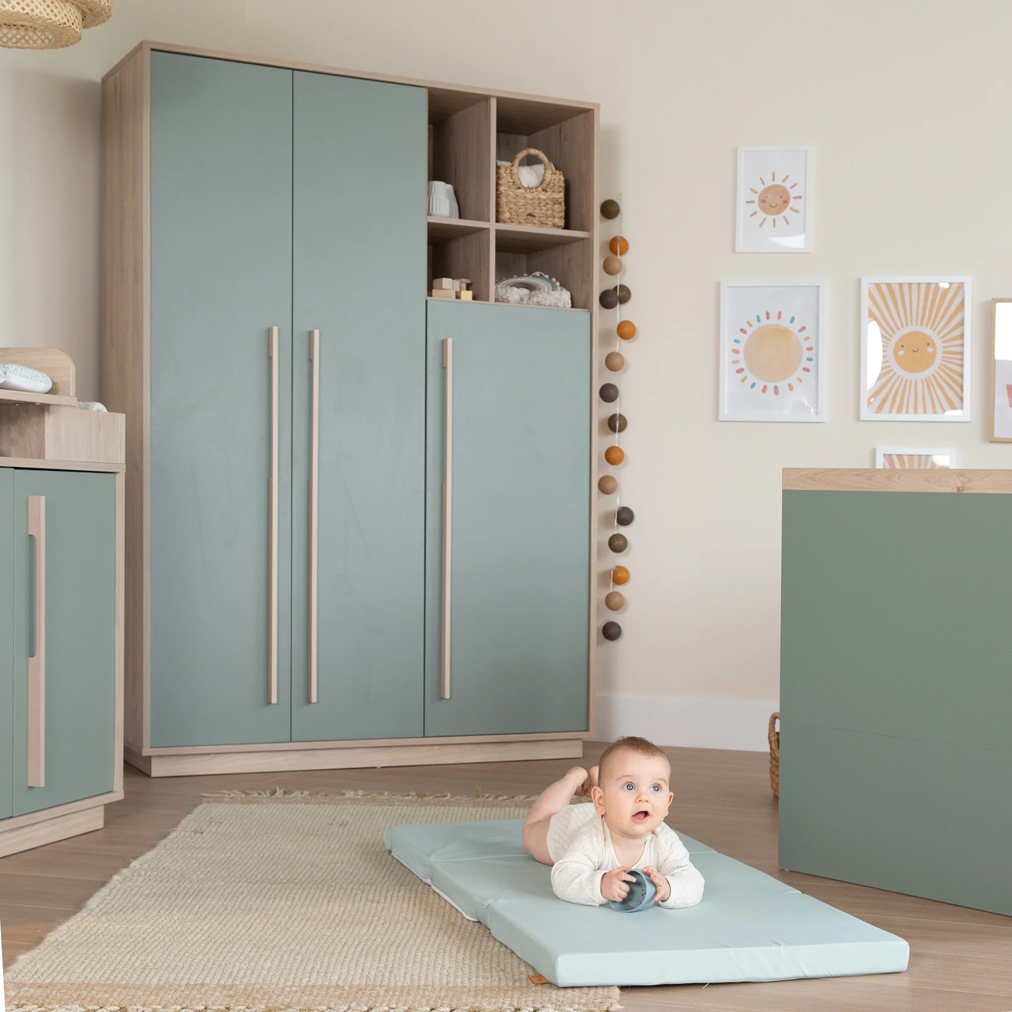 Babyzimmer 'Selva' 3-teilig - Offene Fächer & Soft Close - Reed Green / Virginia Chestnut - Image 10
