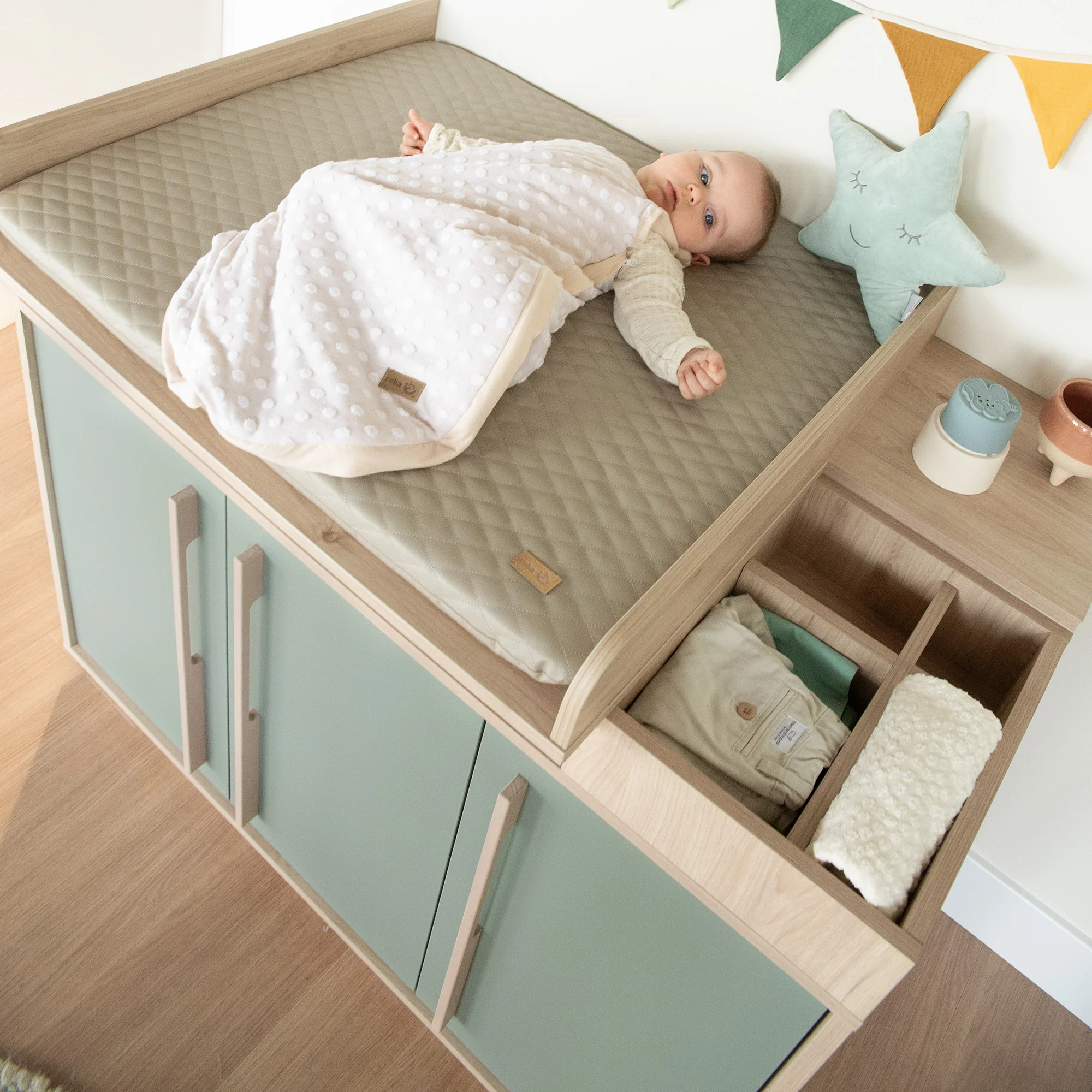Babyzimmer 'Selva' 3-teilig - Offene Fächer & Soft Close - Reed Green / Virginia Chestnut - Image 15