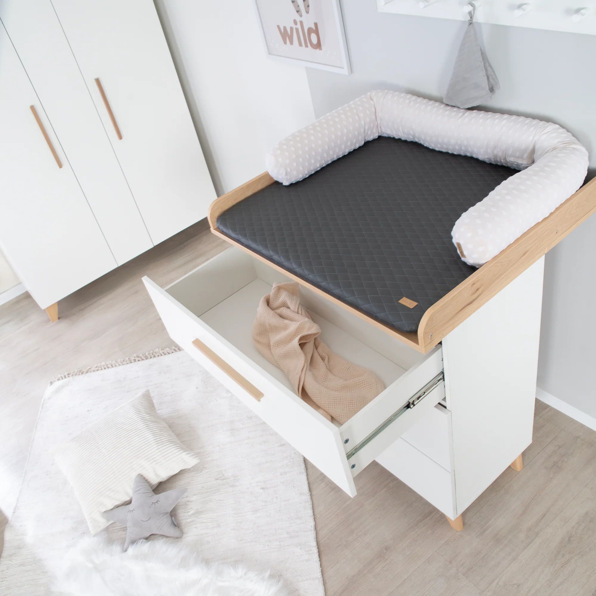 Möbelset 'Leon' 2-teilig - Kombi-Bett 70x140 cm & Wickelkommode - Weiß / Othello Eiche - Image 8