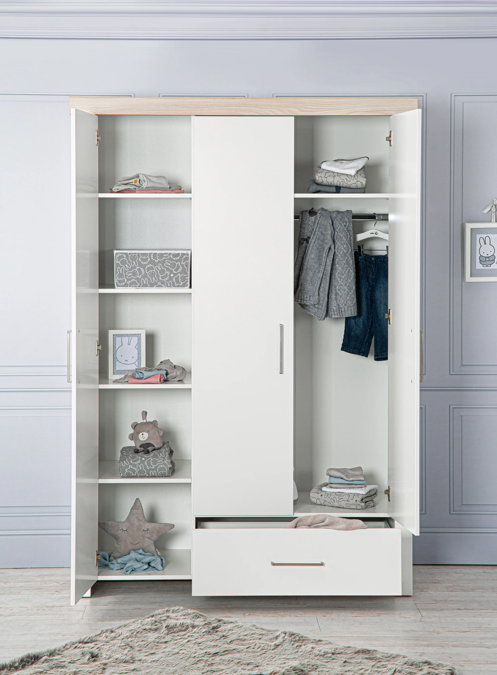 Kleiderschrank 'Lucy' 3-trg, Korpus weiß, Kranz in 'Luna Elm' - Image 5