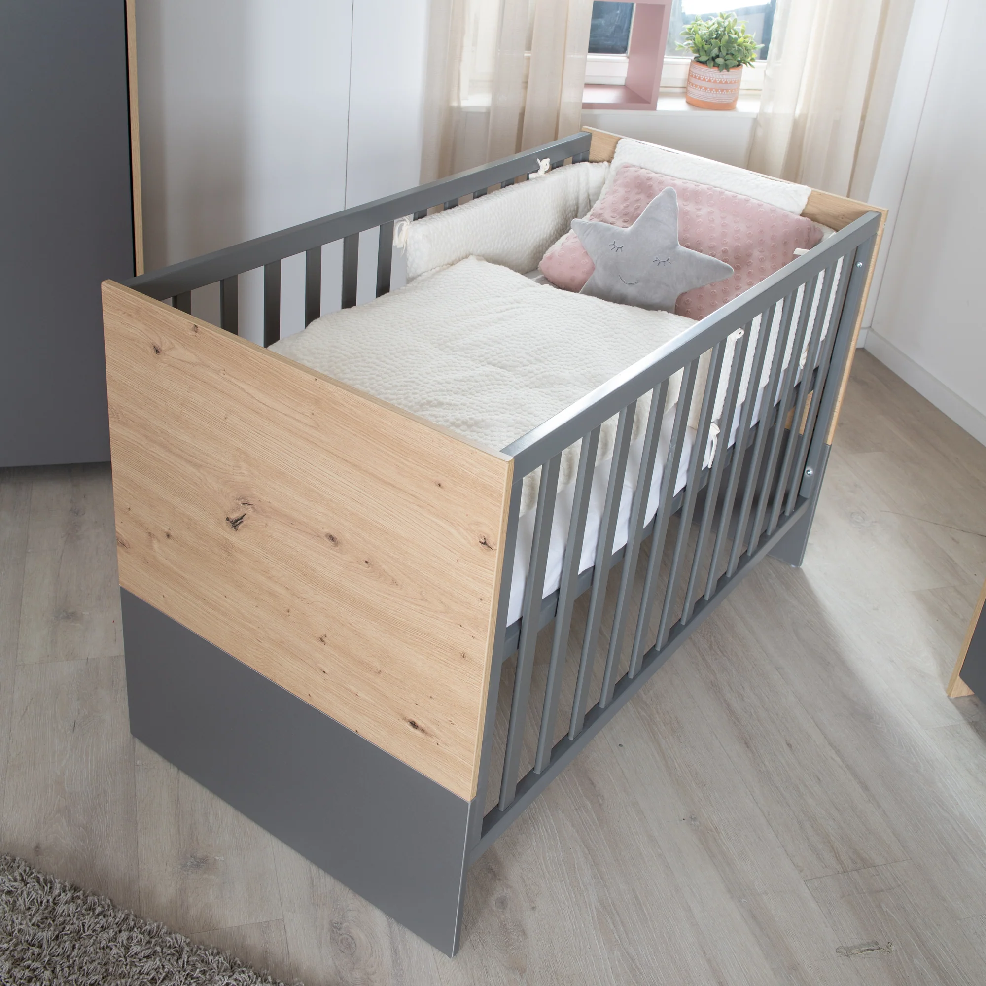2 in 1 Baby- & Beistellbett 'Anna' 60 x 120 cm - Anthrazit / Dekor in Kent Eiche - Image 4