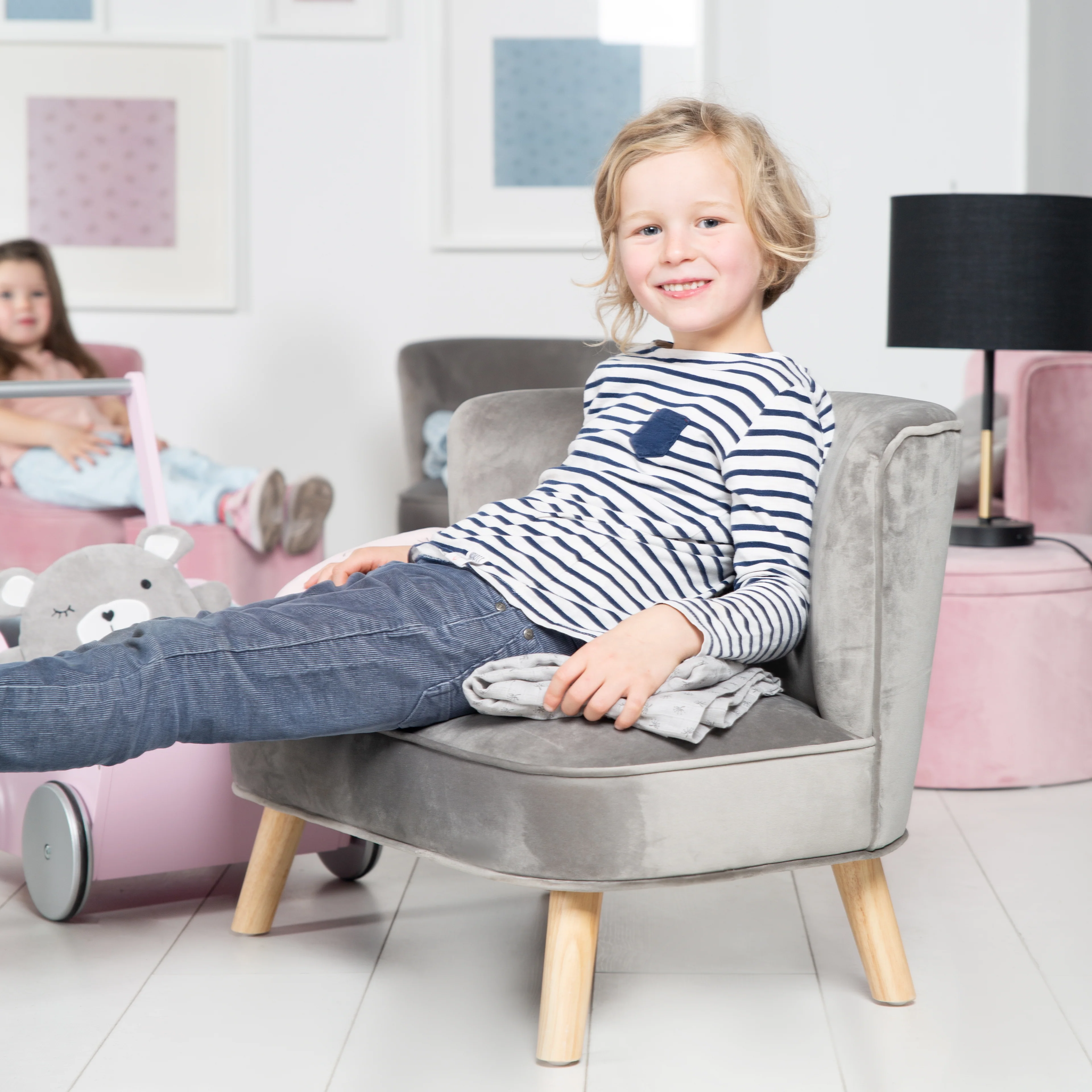 Kindersofa 'Lil Sofa' - Bequeme Kindercouch mit stabilen Holzfüßen - Samtstoff grau - Image 3