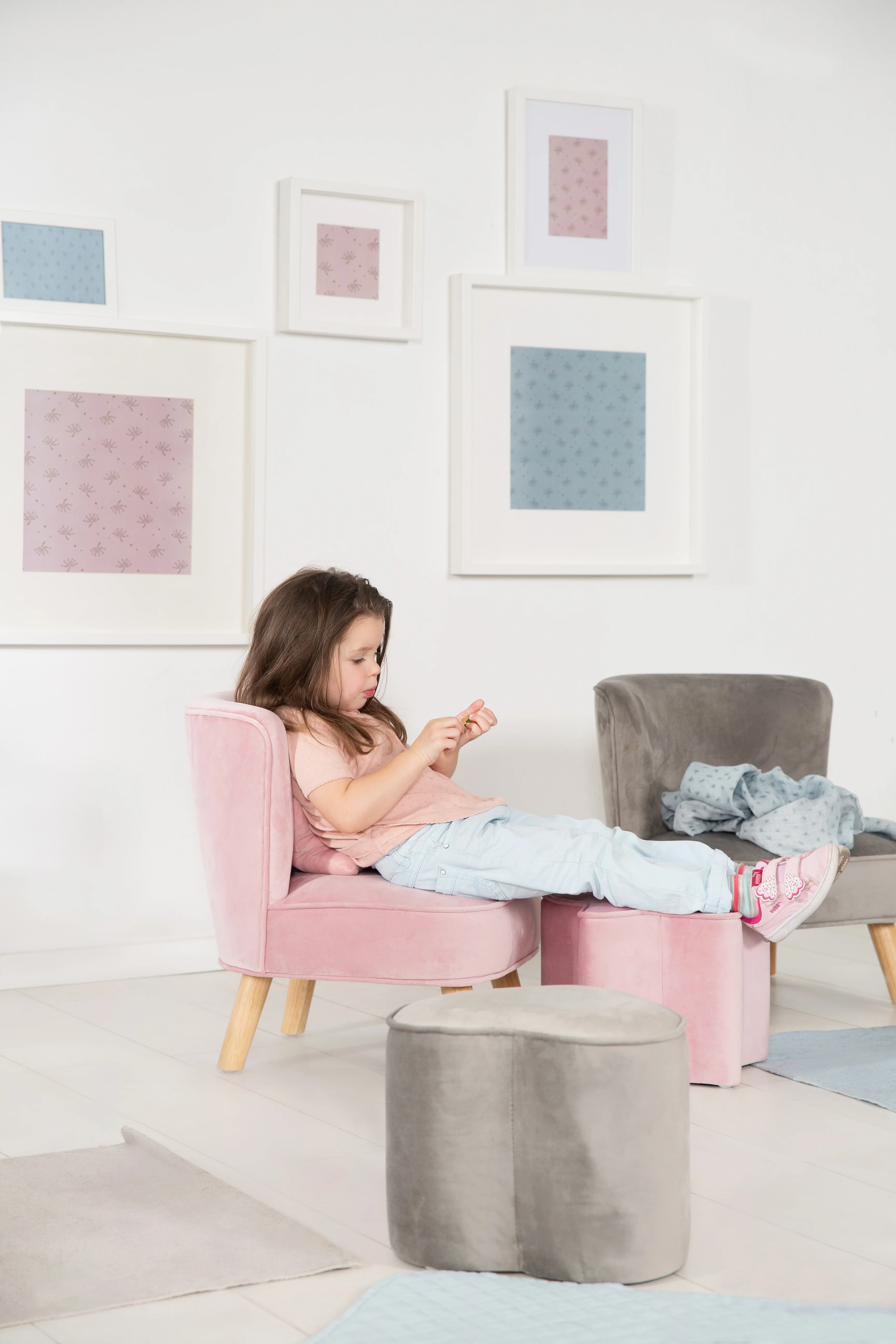 Kindersofa 'Lil Sofa' - Bequeme Kindercouch mit Holzfüßen - Samtstoff rosa - Image 5