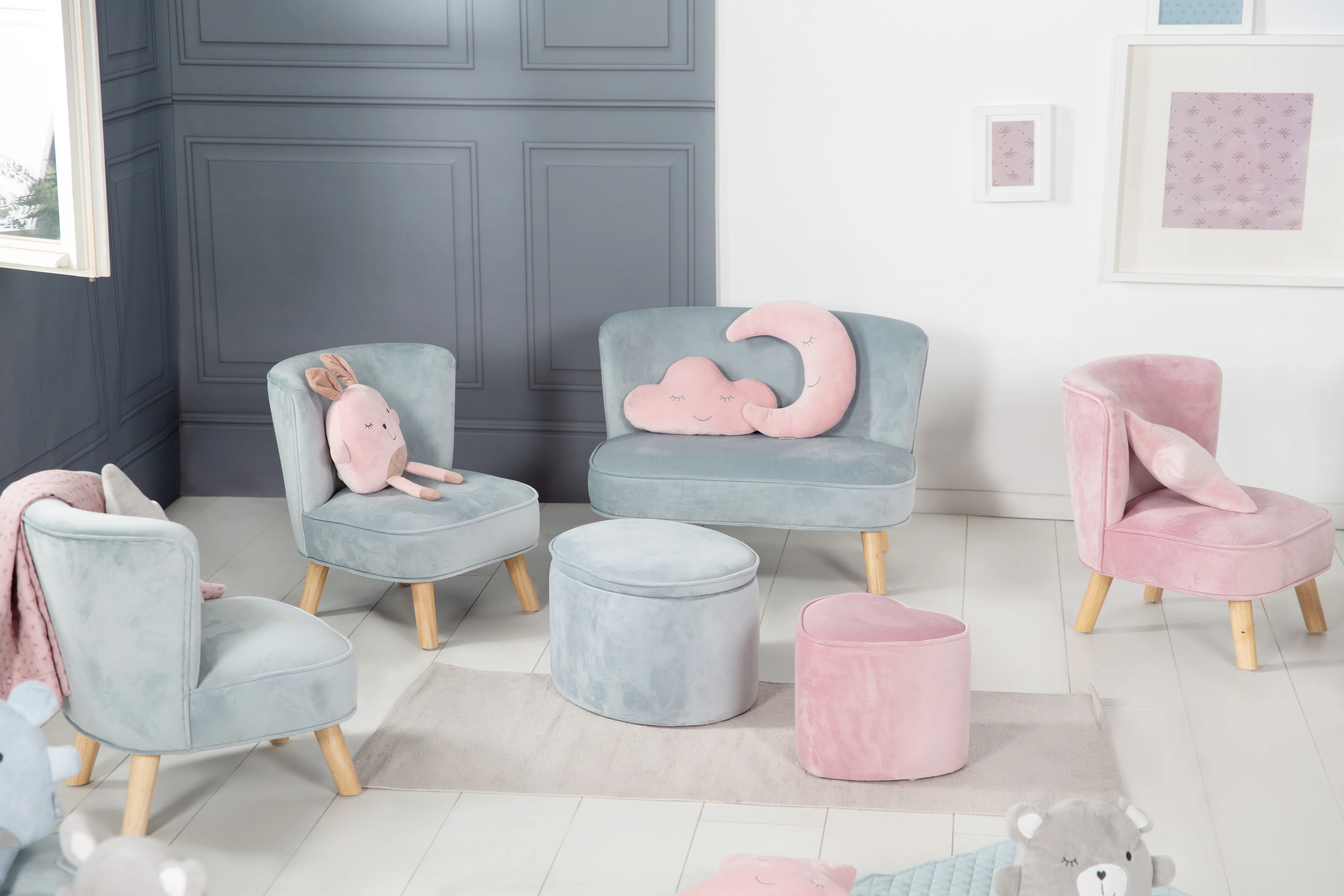 Kindersofa 'Lil Sofa' - Bequeme Kindercouch mit Holzfüßen - Samtstoff hellblau - Image 6