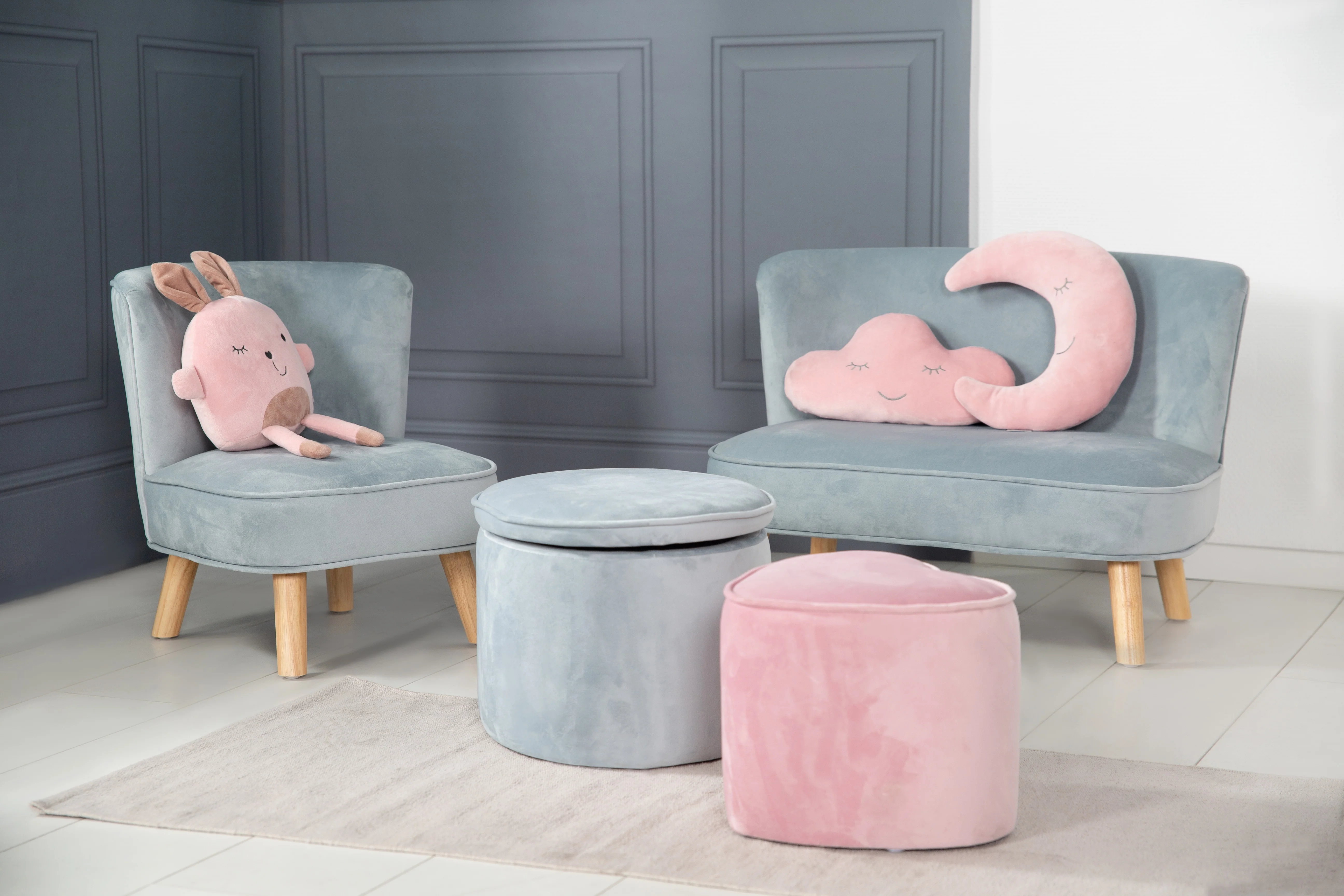 Kindersofa 'Lil Sofa' - Bequeme Kindercouch mit Holzfüßen - Samtstoff hellblau - Image 7