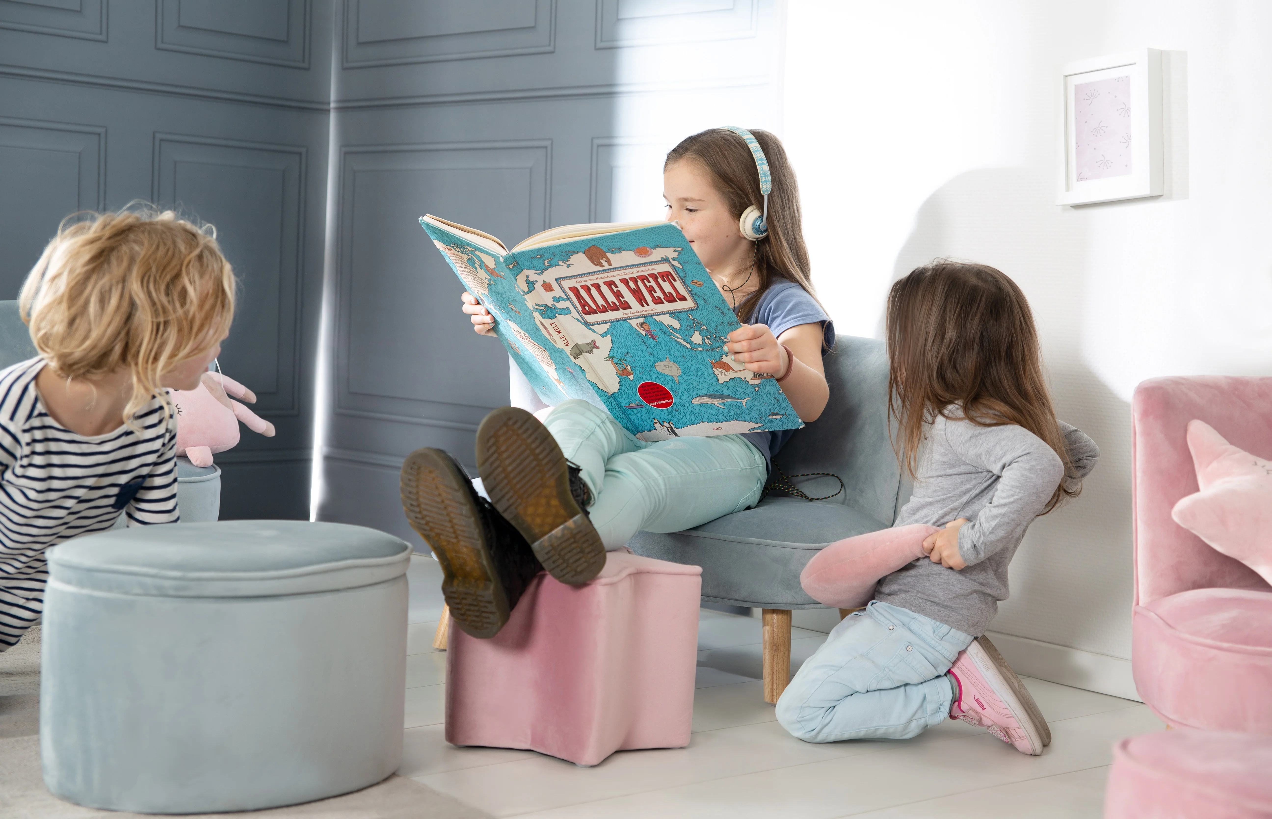 Kindersofa 'Lil Sofa' - Bequeme Kindercouch mit Holzfüßen - Samtstoff hellblau - Image 8