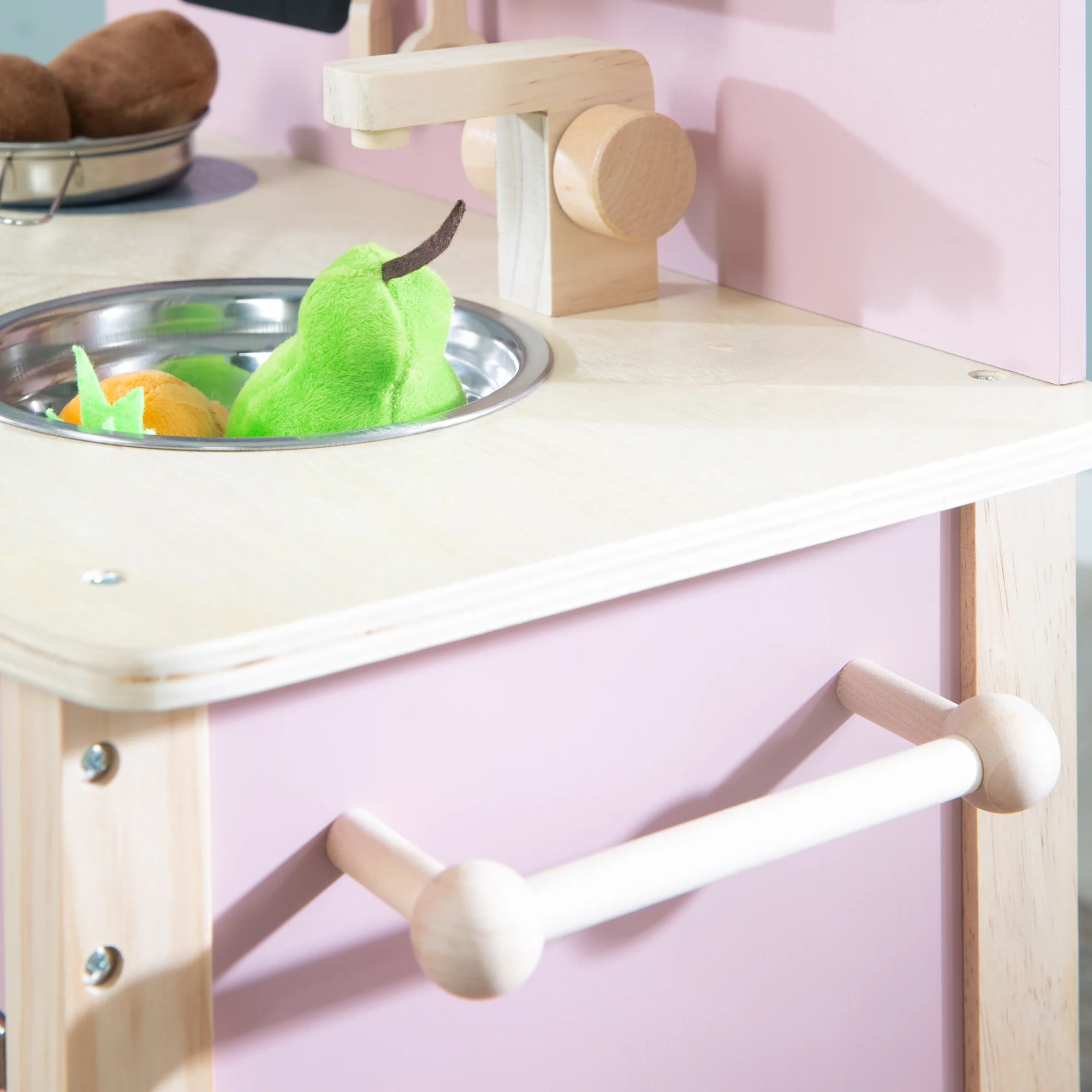 Spielküche weiß/natur/rosa mit 2 Kochstellen, Spüle, Wasserhahn & Zubehör - Image 8