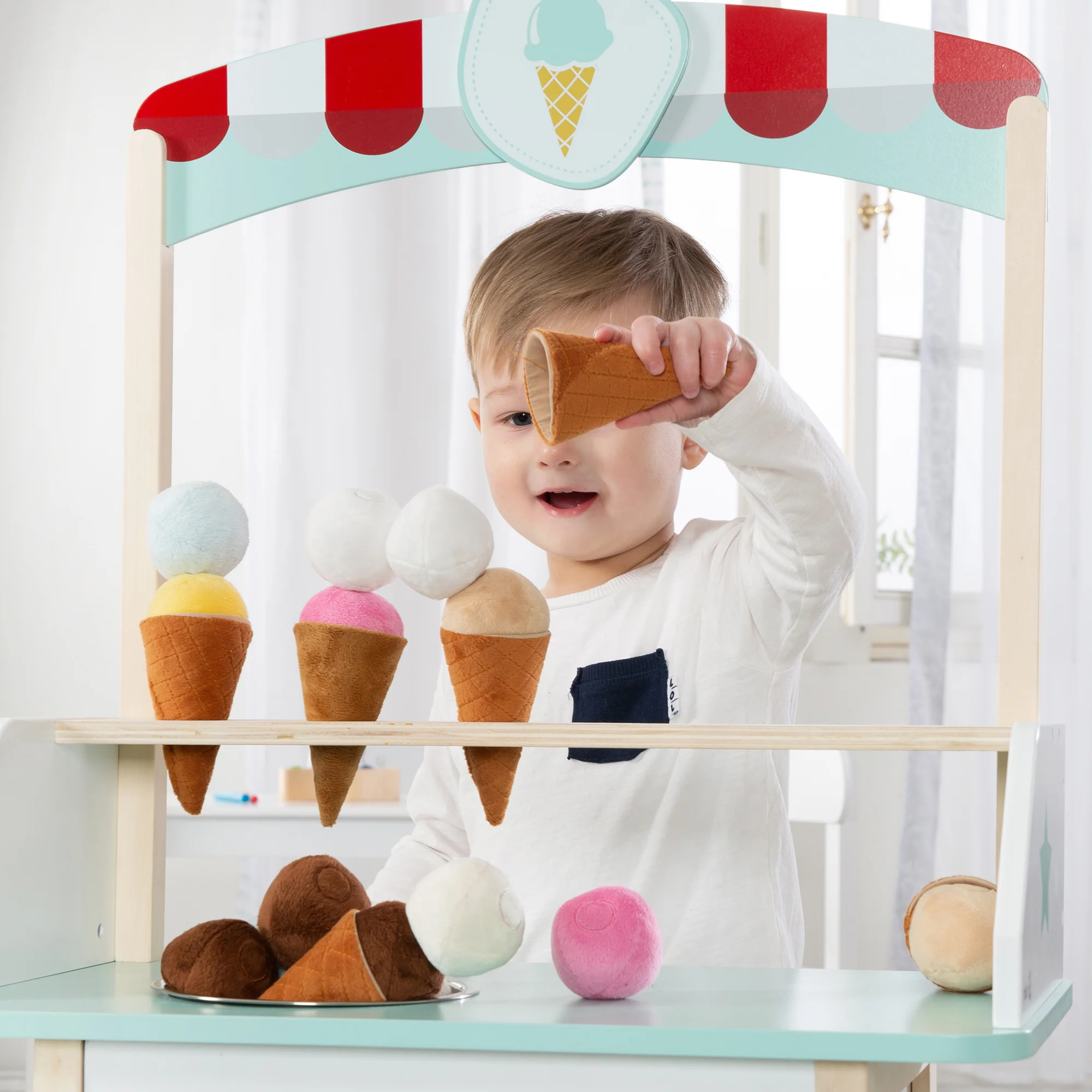 Eisstand aus Holz, mit Zubehör, 3 Stoffeiswaffeln, 6 Eiskugeln aus Plüsch, ab 3 Jahren - Image 7