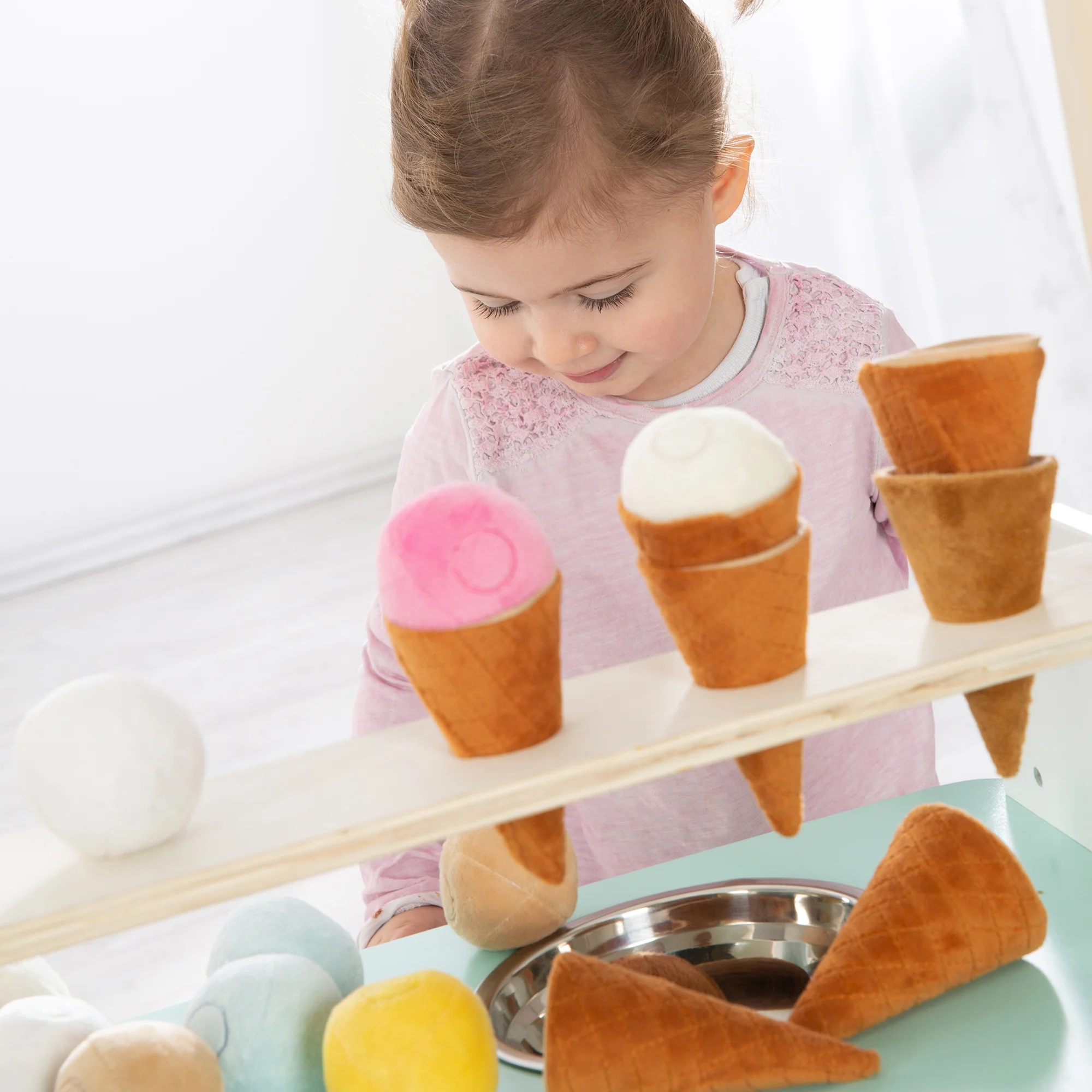 Eisstand aus Holz, mit Zubehör, 3 Stoffeiswaffeln, 6 Eiskugeln aus Plüsch, ab 3 Jahren - Image 9