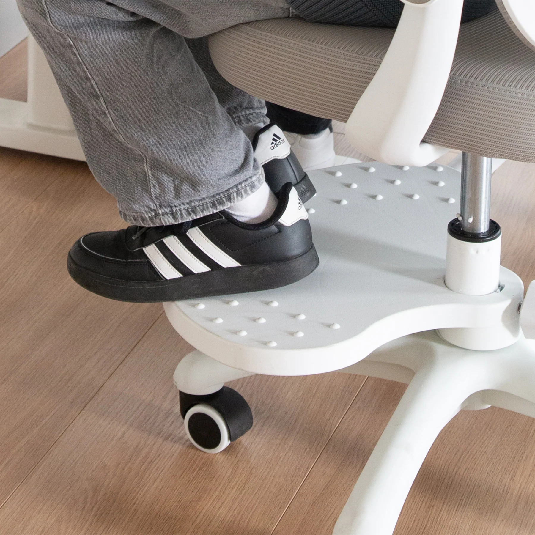 Fußbrett Smart Grow - Zubehör für Kinder-Bürostuhl - Passend zur Smart Grow Serie - Aus Kunststoff - Ergonomische Ergänzung - Grau - Image 4