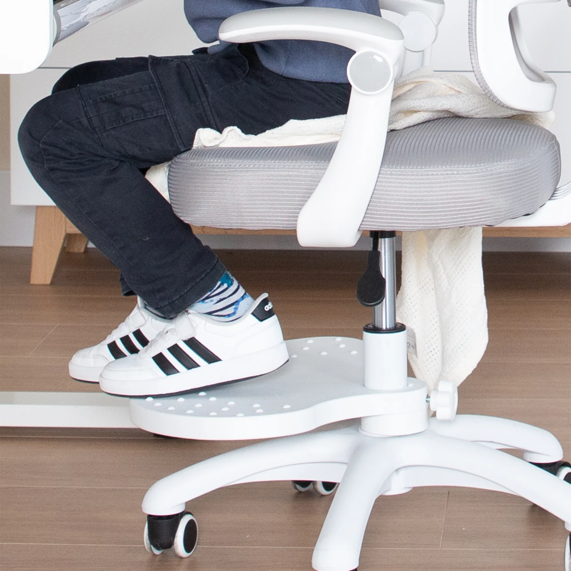 Fußbrett Smart Grow - Zubehör für Kinder-Bürostuhl - Passend zur Smart Grow Serie - Aus Kunststoff - Ergonomische Ergänzung - Grau - Image 5